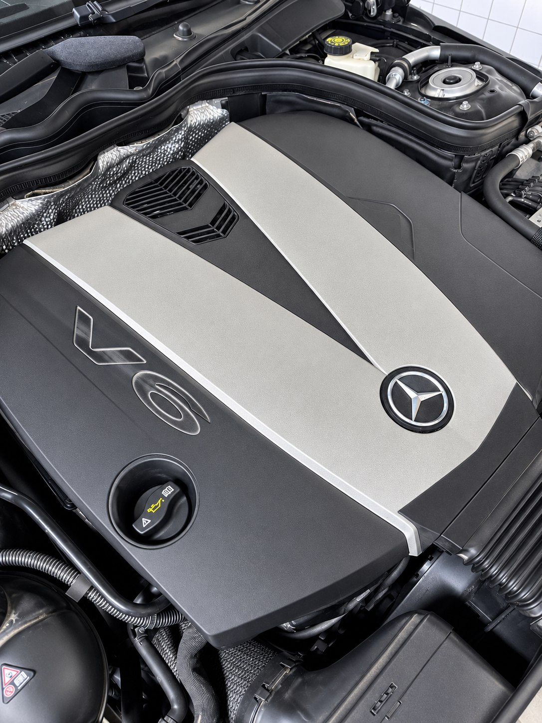 Nahaufnahme eines Mercedes-Benz V6-Motors bei geöffneter Motorhaube